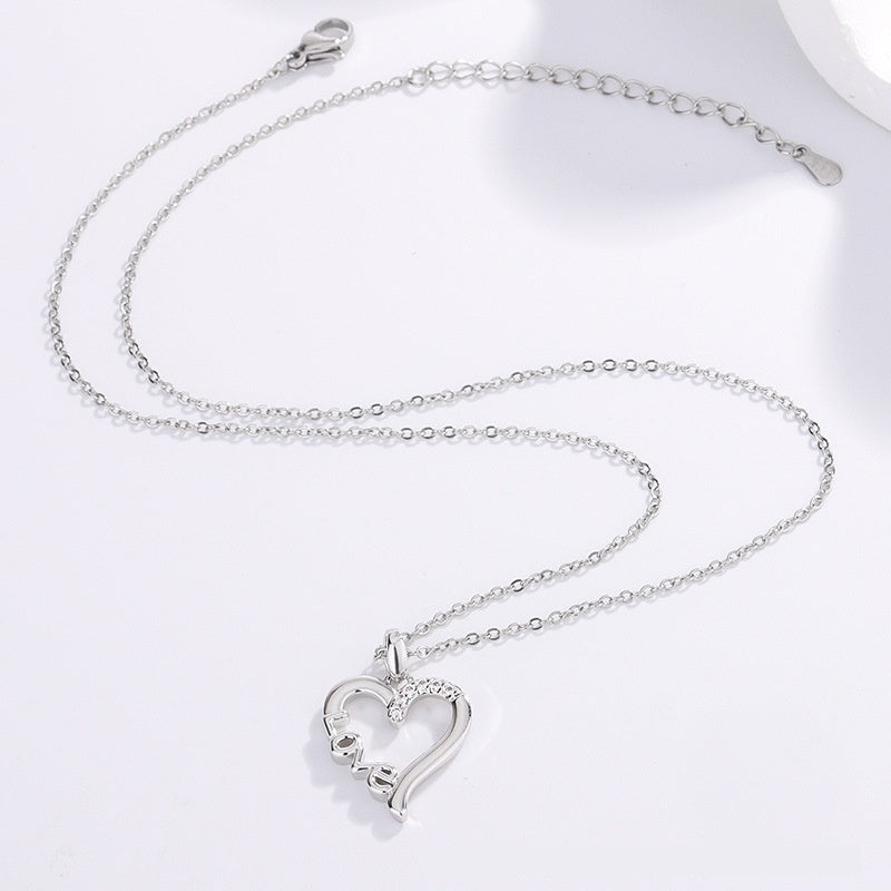 Collier LOVE en acier titane avec finition plaqué or blanc – Bijou élégant et raffiné, parfait pour un cadeau romantique.