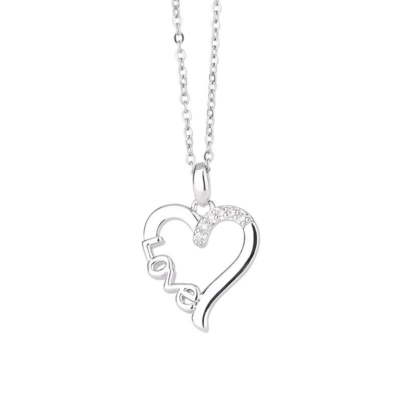 Collier LOVE en acier titane avec finition plaqué or blanc – Bijou élégant et raffiné, parfait pour un cadeau romantique.