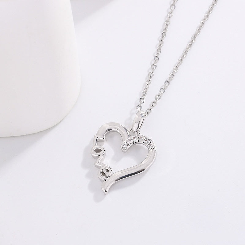 Collier LOVE en acier titane avec finition plaqué or blanc – Bijou élégant et raffiné, parfait pour un cadeau romantique.