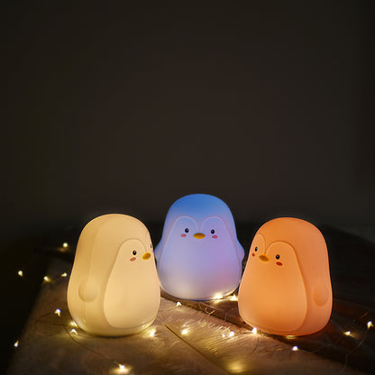 Veilleuse LED pingouin tactile et rechargeable – Lampe en silicone doux idéale pour une chambre d’enfant et une ambiance apaisante.